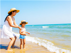 夏日海边母子玩耍度假图片